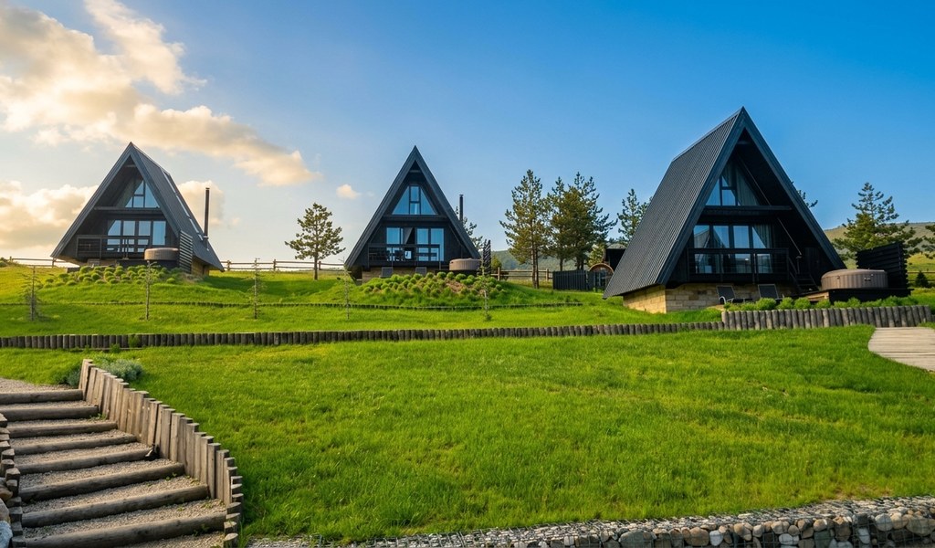 Izgrađene savremene planinske A-frame kuće za odmor i ruralni turizam