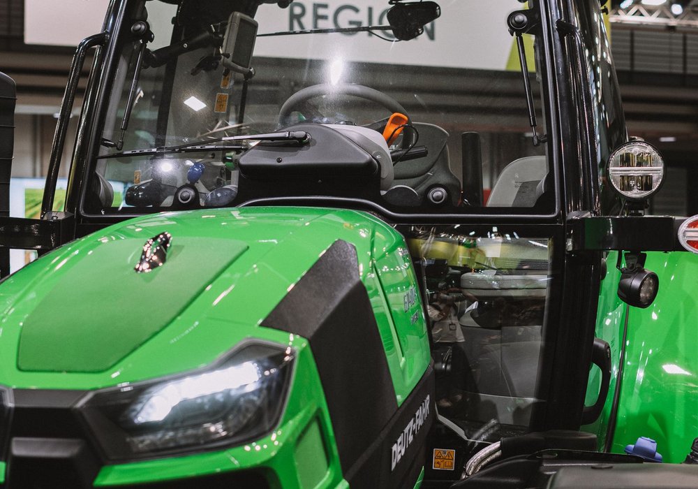 Savremeni traktor sa GPS navigacijom za preciznu obradu
